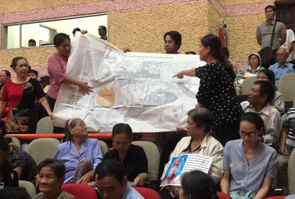 Tiếp xúc với Đoàn Đại biểu Quốc hội, người dân Thủ Thiêm sử dụng bản đồ để chỉ ra nhà đất bị cưỡng chế giải tỏa nằm ngoài ranh quy hoạch của dự án