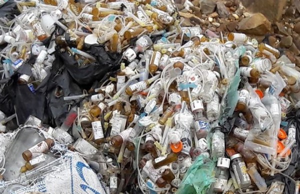 Hương Khê (Hà Tĩnh): Đổ trộm rác thải y tế ra đường giao thông