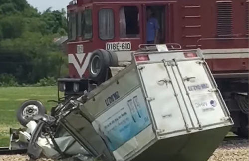 Hà Tĩnh: Xe tải bị tàu hàng tông bẹp dúm, tài xế đứt 1 chân