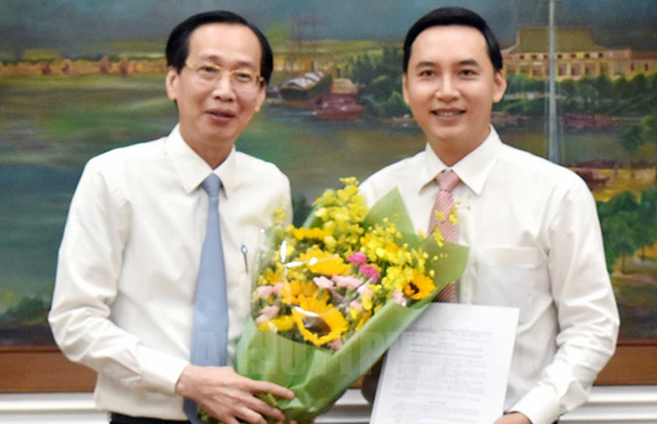 Phó Chủ tịch Thường trực UBND thành phố Lê Thanh Liêm trao quyết định cho ông Mai Hữu Quyết. (Nguồn ảnh: hcmcpv.org.vn)