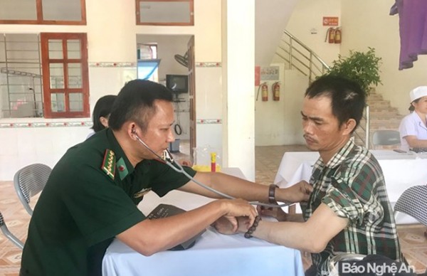 Người tàn tật được khám và cấp phát thuốc miễn phí tại Trạm Y tế phường Quỳnh Phương. Ảnh: Thu Trang