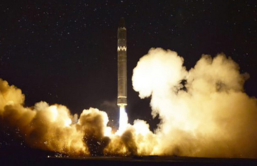 Tên lửa Hwasong-15 của Triều Tiên rời bệ phóng ngày 29/11/2017. Ảnh: KCNA.