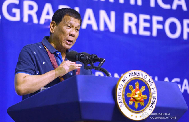 Ông Duterte thách Mỹ: Đưa súng ống đến, bắn TQ trước đi, tôi...