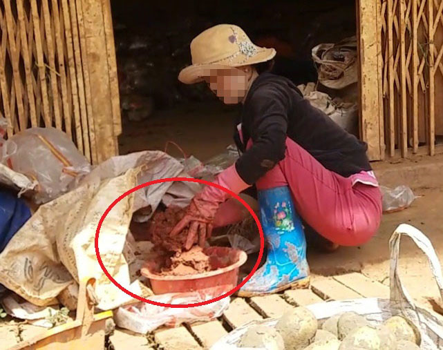 Nữ nhân công lấy đất chuẩn bị “phù phép” khoai tây Trung Quốc thành hàng Đà Lạt