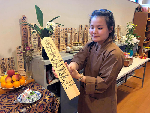 Bài vị của những người Việt chết trẻ được đặt tại chùa Nisshinkutsu ở thủ đô Tokyo, Nhật Bản