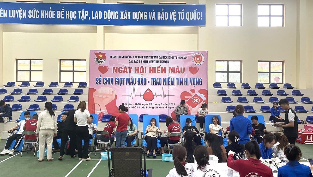 Giảng viên Khoa Kế toán - Kiểm toán tham gia hiến máu nhân đạo