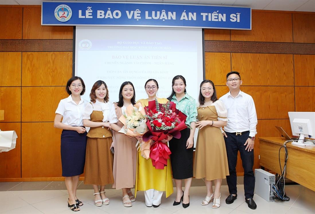 Nghiên cứu sinh Nguyễn Thị Bích Hằng - Giảng viên Khoa Tài chính Ngân hàng, Trường Đại học Kinh tế Nghệ An bảo vệ thành công Luận án Tiến sĩ