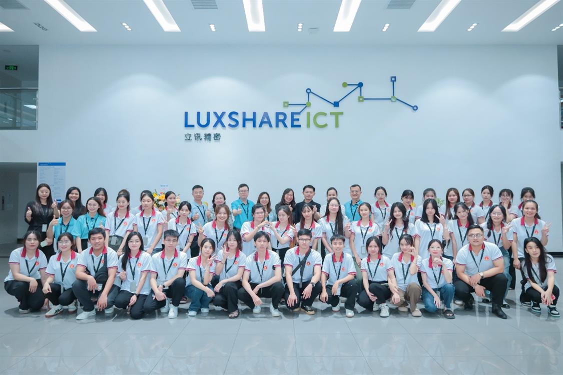 Lớp đại học kế toán K9A2 trong chuyến đi thực tế tại Luxshare-ICT Nghệ An