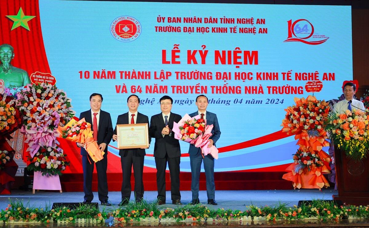 Chính phủ tặng Cờ thi đua cho Trường Đại học Kinh tế Nghệ An