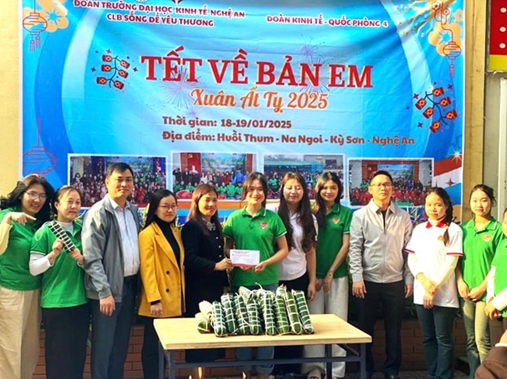 Tết yêu thương cho các em học sinh miền núi có hoàn cảnh khó khăn dịp tết Nguyên Đán Ất Tỵ 2025