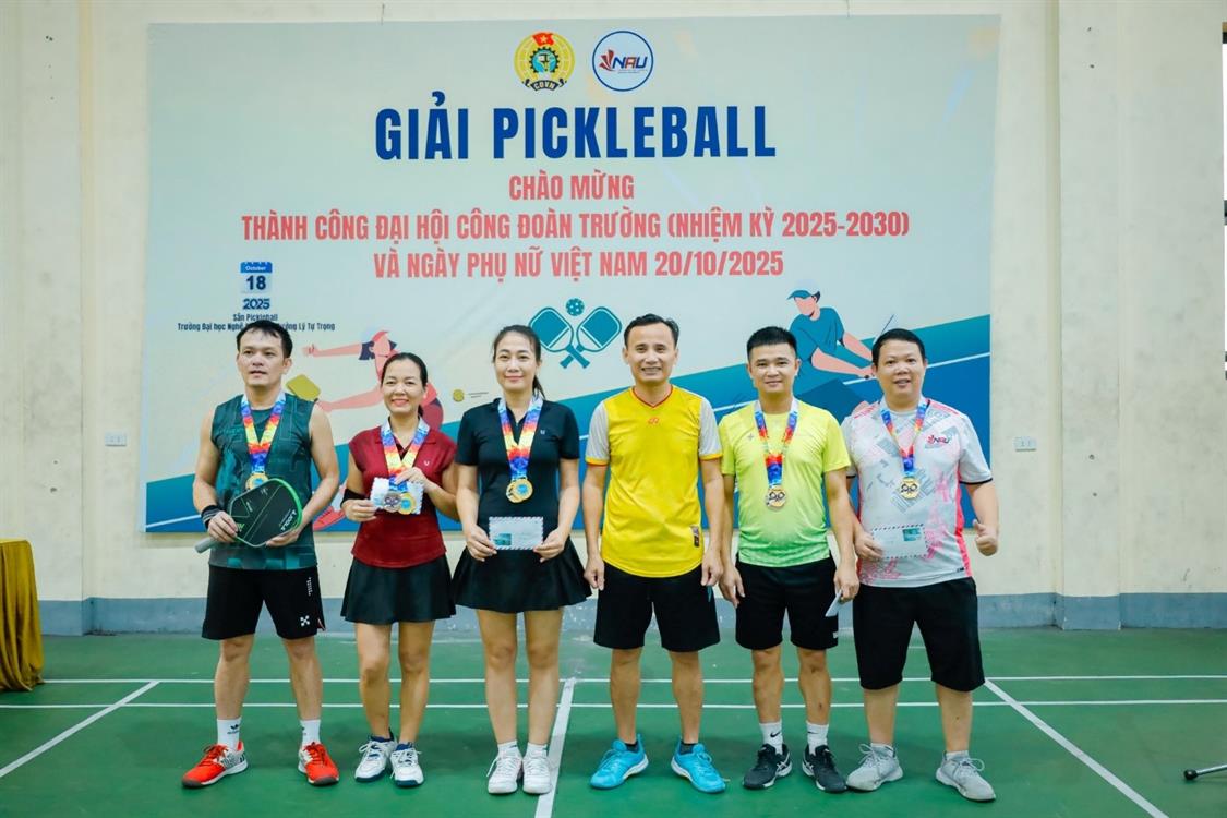 Sôi nổi Giải Pickleball chào mừng Đại hội Công đoàn Trường Đại học Nghệ An nhiệm kỳ 2025–2030