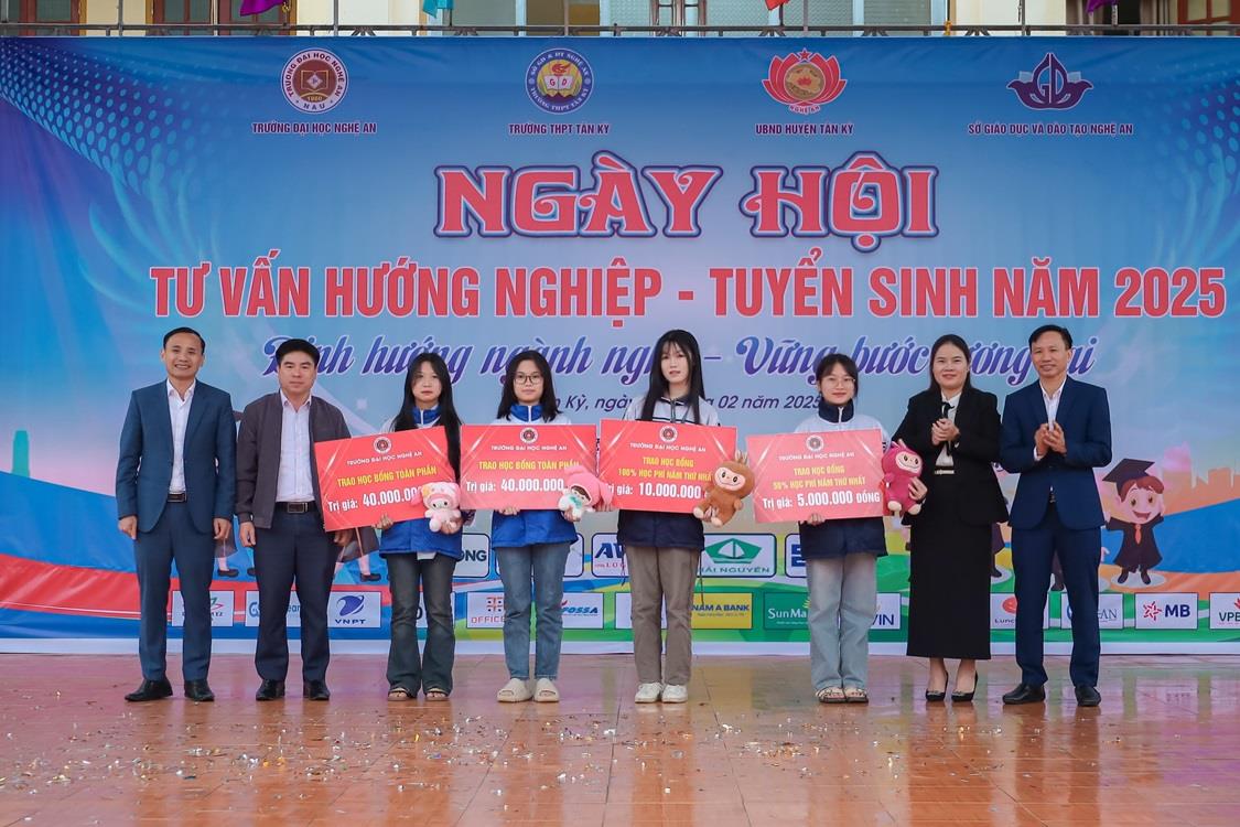 Trường Đại học Nghệ An tổ chức tư vấn tuyển sinh đại học 2025 và hướng nghiệp cho hơn 1000 học sinh THPT trên địa bàn huyện Tân Kỳ, Nghệ An