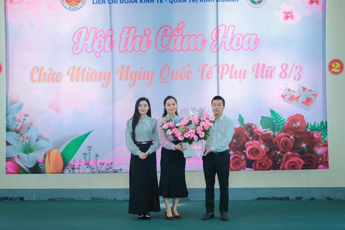 Cuộc thi cắm hoa Chào mừng ngày Quốc tế Phụ nữ 8-3