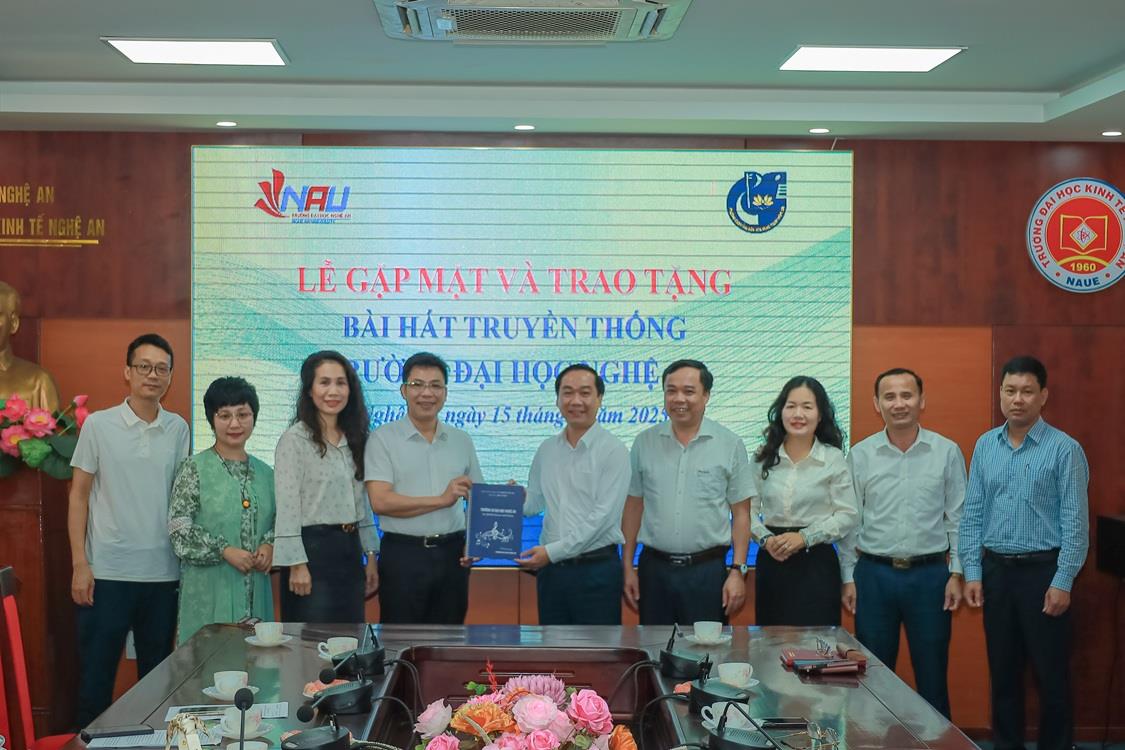 Gặp mặt và trao tặng bài hát truyền thống của Trường Đại học Nghệ An