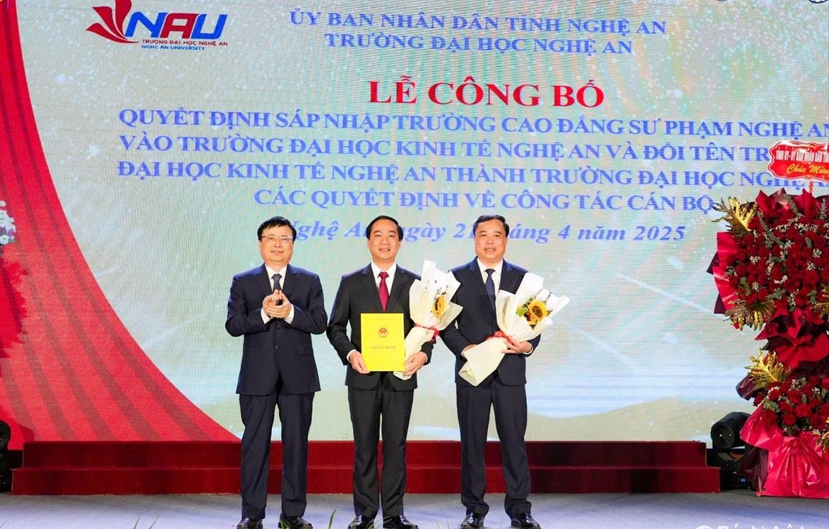 Lễ công bố Quyết định thành lập Trường Đại học Nghệ An.