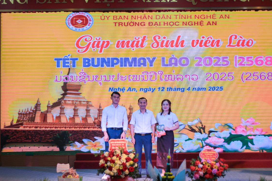 Trường Đại học Nghệ An rộn ràng chào đón Tết cổ truyền Bunpimay Lào 2025