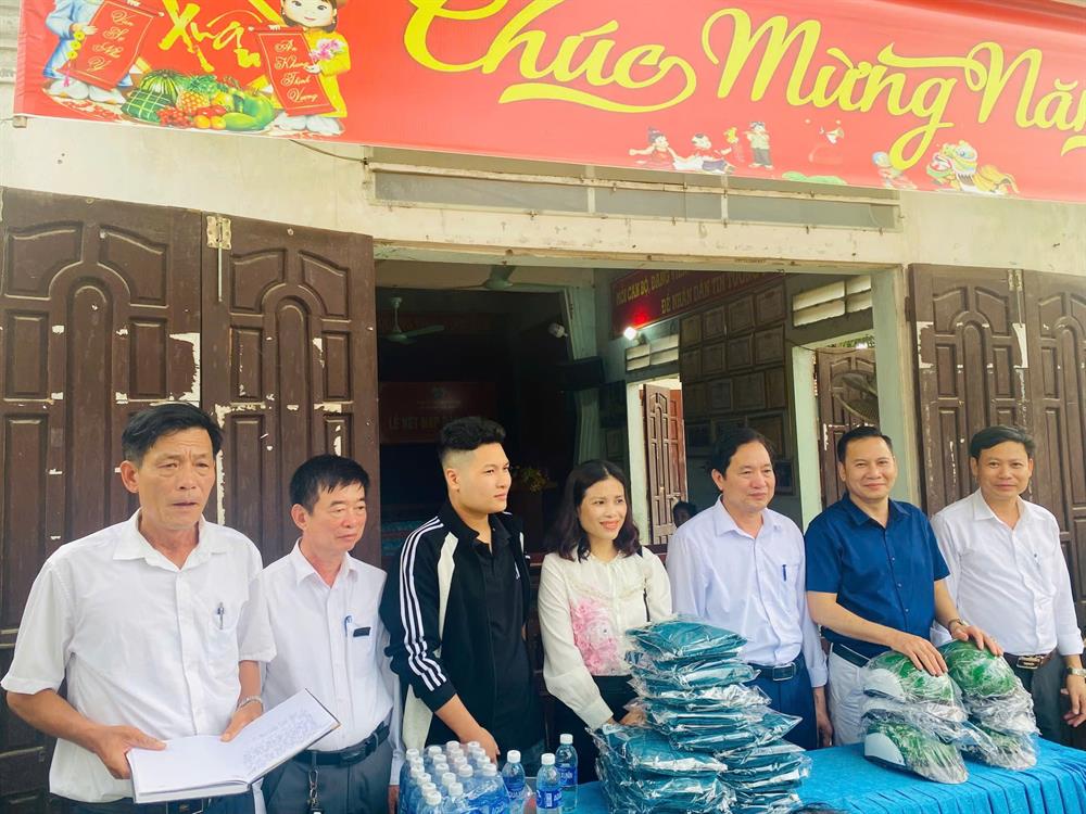 TS. ĐINH VĂN TỚI VỚI NHỮNG MÓN QUÀ TẶNG Ý NGHĨA CHO CÁN BỘ VÀ NHÂN DÂN PHƯỜNG MAI HÙNG 