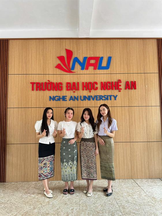 Gắn kết không biên giới - thắp sáng ước mơ tri thức cùng sinh viên Lào