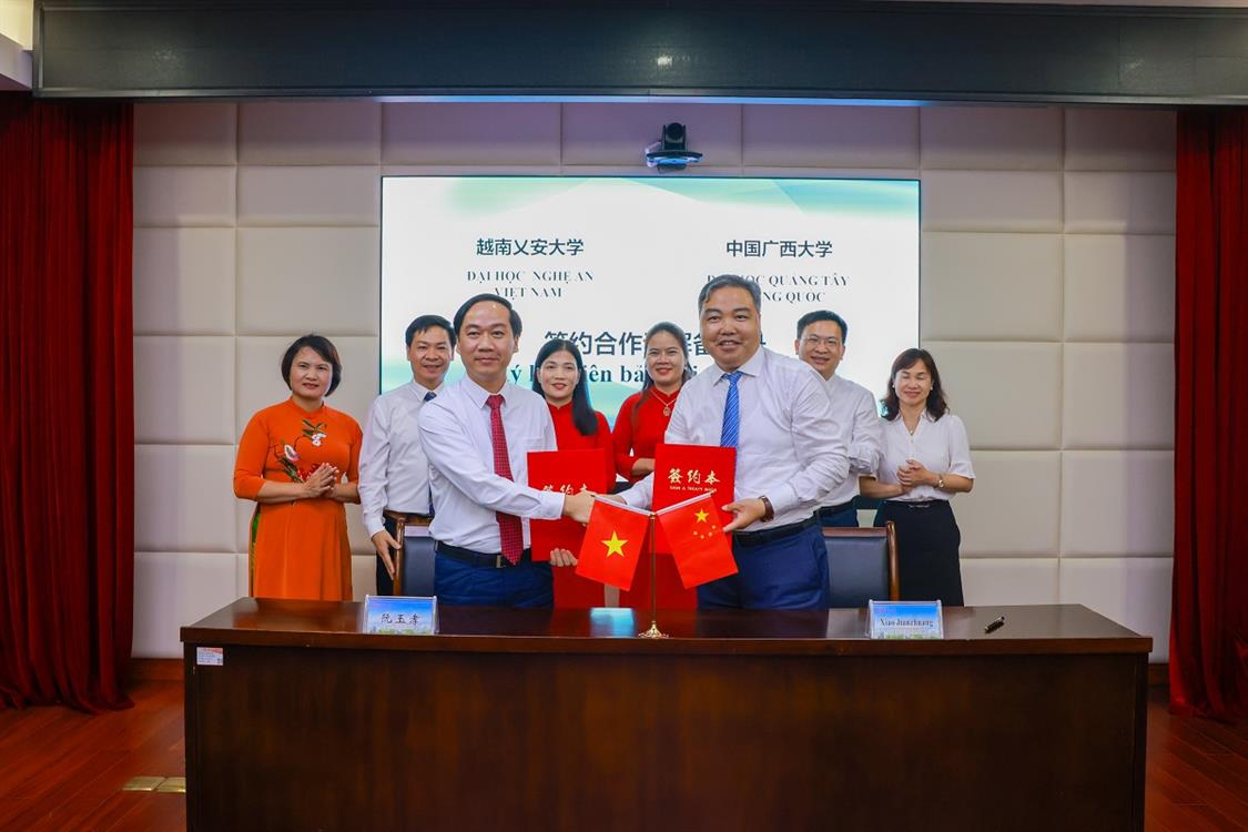 Trường Đại học Nghệ An (Việt Nam) ký kết hợp tác chiến lược với Đại học Quảng Tây (Trung Quốc)