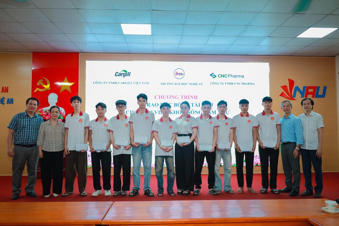 Trường Đại học Nghệ An trao học bổng và định hướng nghề nghiệp cho sinh viên 