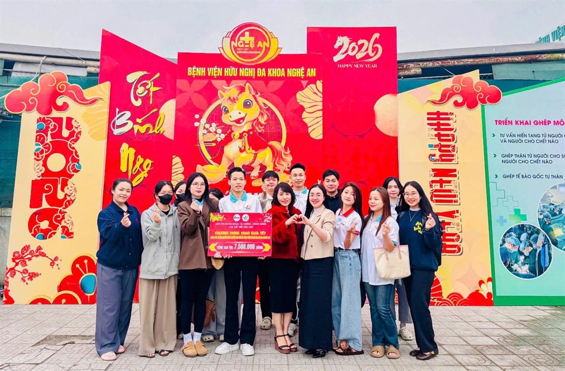 Ấm áp chương trình “Tết yêu thương” tại Bệnh viện HNĐK Nghệ An: CLB Viết Tiếp Ước Mơ trao 15 suất quà cho bệnh nhân khó khăn