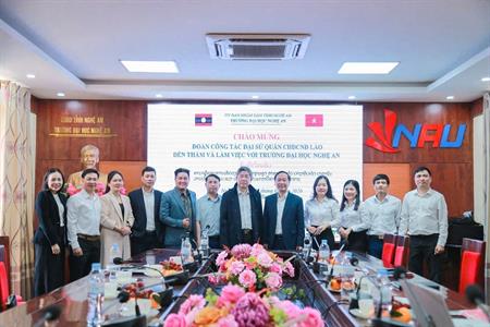 Đại sứ quán nước Cộng hòa Dân chủ Nhân dân Lào thăm và làm việc với Trường Đại học Nghệ An
