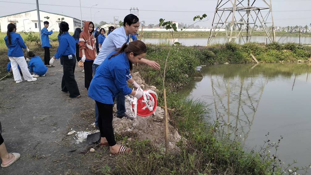 Sinh viên Khoa Nông Lâm Ngư ra quân “Ngày chủ nhật xanh”