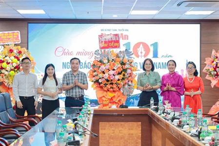 Trường Đại học Nghệ An thăm, chúc mừng Báo và Phát thanh – Truyền hình Nghệ An nhân dịp kỷ niệm 101 năm ngày báo chí cách mạng Việt Nam 