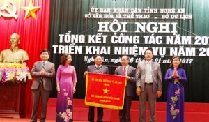 Thừa ủy quyền của Bộ trưởng Văn hóa, Thể Thao và Du lịch, đồng chí Lê Minh Thông trao cờ thi đua cho lãnh đạo và cán bộ công nhân viên hai ngành.