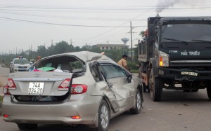 Vợ chồng Chủ nhiệm Ủy ban tỉnh ủy Quảng Trị lái ô tô Altis gặp nạn