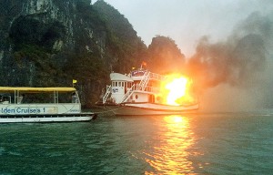 Cháy tàu du lịch trên Vịnh Hạ Long, 21 người kịp thời thoát nạn