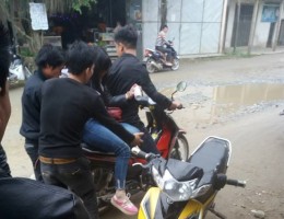 Vi Thị Hiền bị nhóm thanh niên ép lên xe máy