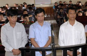 Nguyên tổng giám đốc Công ty Cao su Hà Tĩnh (phải) lĩnh án tù giam vì lợi dụng chức vụ, trục lợi tiền Nhà nước - Ảnh: VĂN ĐỊNH