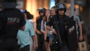 Lực lượng an ninh Tây Ban Nha làm nhiệm vụ gần hiện trường vụ tấn công ở Barcelona hôm 17/8. Ảnh: AFP.
