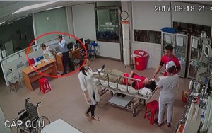 Người đàn ông tát nữ bác sỹ trong phòng cấp cứu (Ảnh chụp camera).