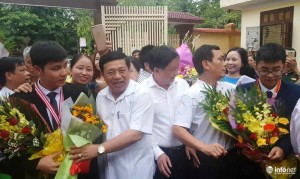 Lãnh đạo tỉnh Nghệ An tặng hoa chúc mừng các em học sinh tham dự các kỳ thi quốc tế, khu vực mang vinh quang về cho quê hương.