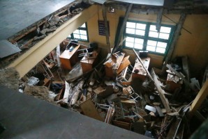 Sập sàn phòng học 60 năm tuổi, 10 học sinh rớt từ tầng 1