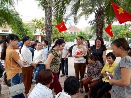 Phụ huynh trường tiểu học Nguyễn Trãi tụ tập yêu cầu bỏ VNEN vào tháng 9.2016. Ảnh: QĐ