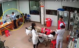 Do Bác sĩ và điều dưỡng BV Đa khoa 115 Nghệ An từ chối giám định thương tích nên ông Thắng chỉ bị xem xét xử lý về hành vi gây rối trật tự công cộng. (Ảnh cắt từ acmera an ninh bệnh viện).
