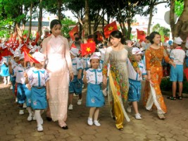 Lễ khai giảng học sinh tiểu học phường Hưng Dũng, thành phố Vinh năm 2016. Ảnh: Sách Nguyễn