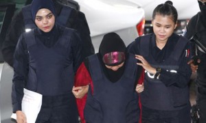 Siti Aisyah bị áp giải tới một phiên tòa xét xử tại Kuala Lumpur, Malaysia. Ảnh: Reuters.