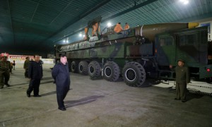 Nhà lãnh đạo Triều Tiên Kim Jong-un kiểm tra tên lửa đạn đạo xuyên lục địa. Ảnh: KCNA.