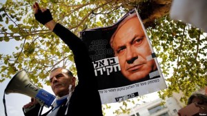Người biểu tình kêu gọi Thủ tướng Israel Benjamin Netanyahu từ chức ngày 16.2.2018. Ảnh: Reuters