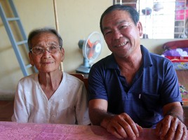 Ông Trương Văn Chóng gặp lại mẹ sau hơn 30 năm xa cách. Ảnh: Huy Nguyễn.