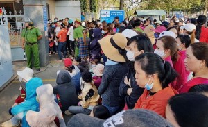Hàng nghìn công nhân ở Đồng Nai vây trụ sở công ty đòi lương hồi trước Tết Nguyên đán. Ảnh: Phước Tuấn.