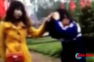 Nhóm phụ nữ đánh nữ sinh lớp 11 ở phố núi (Ảnh cắt từ clip)