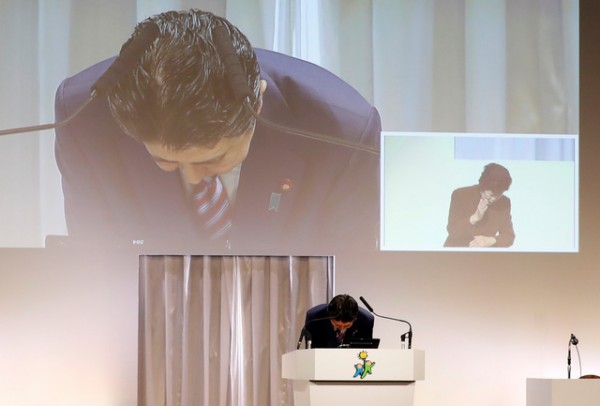 Thủ tướng Nhật Bản xin lỗi sau bê bối của vợ