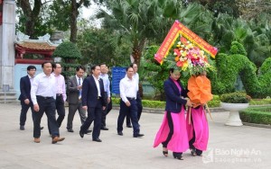 Thứ trưởng Thường trực Bộ Ngoại giao Bùi Thanh Sơn cùng đoàn công tác đến dâng hoa, dâng hương tưởng niệm Chủ tịch Hồ Chí Minh tại Khu Di tích Kim Liên. Ảnh: Thành Duy