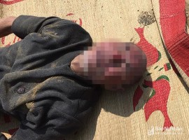 Thi thể người đàn ông được phát hiện trên bờ biển Quỳnh Phương ( Thị xã Hoàng Mai) trưa ngày 5/3. Ảnh Hồng Hải
