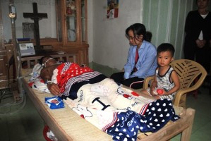 Anh Trần Đình Trung nằm điều trị tại nhà riêng rất cần sự chia sẻ của cộng đồng